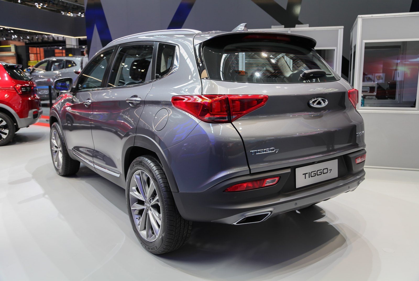 Earlier-generation Chery Tiggo 7 rear view at an auto show