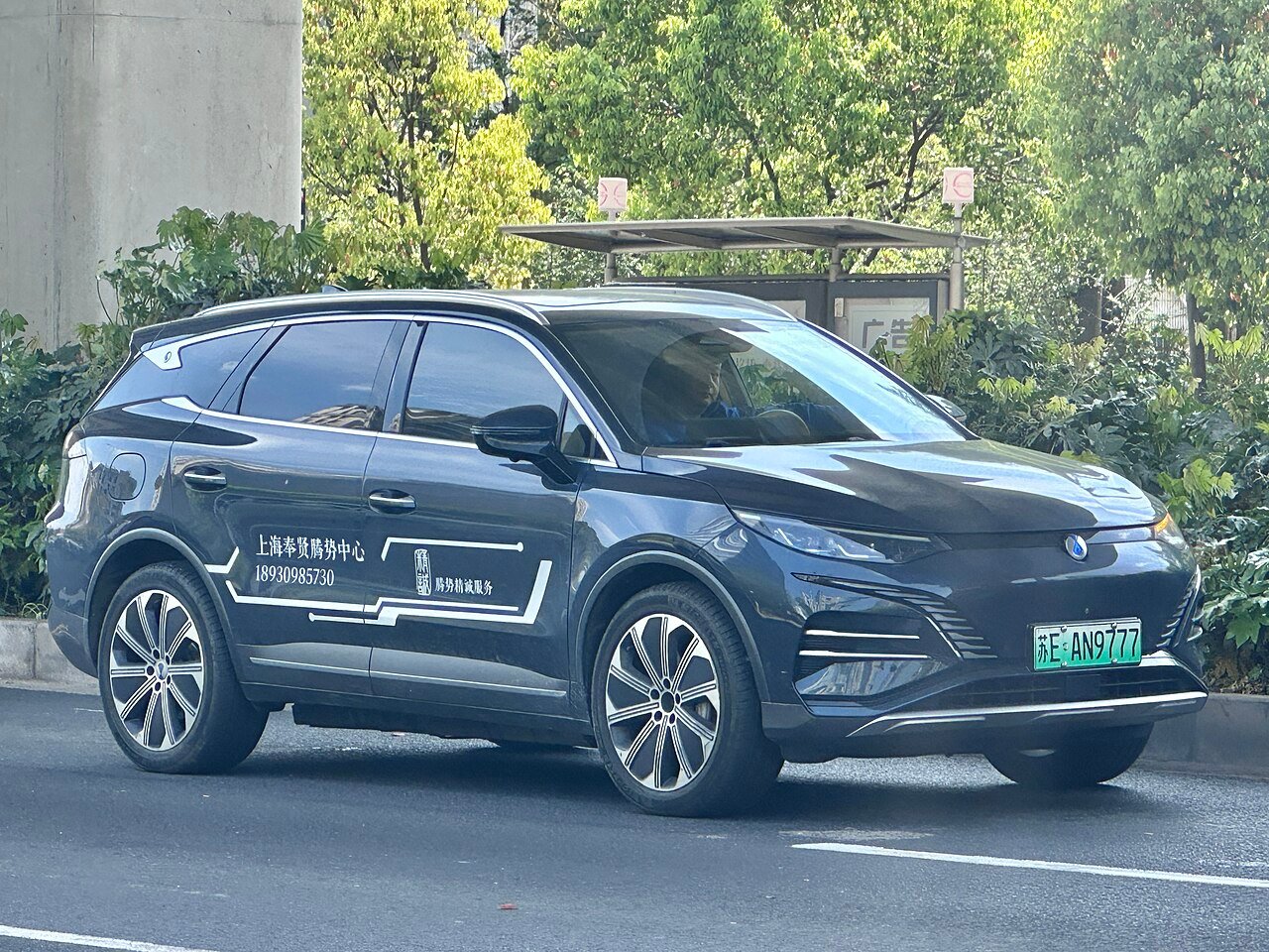 Denza N8 plug-in hybrid side profile on the road in China